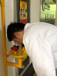 说明: D:\av中文
危化品相关\2020年学院消防演练\消防演练-发保卫处\av中文
消防演练&危险化学品事故应急预案\洗眼器的使用演练-2.jpg